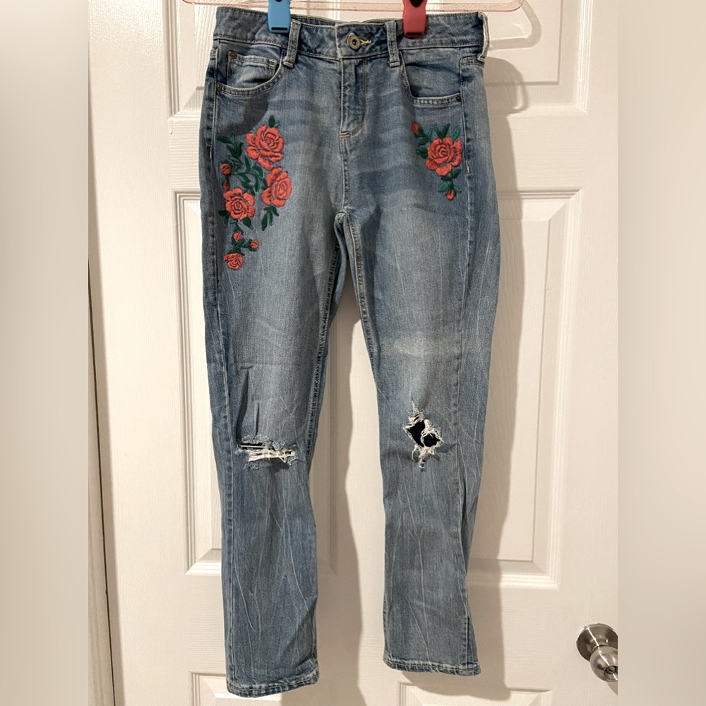 Arizona jean co distressed jeans with embroidered flowers size 5